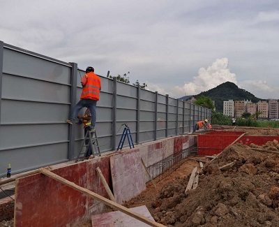 工地建筑圍擋：工程項(xiàng)目的安全環(huán)保小能手，旭東鋼構(gòu)出品