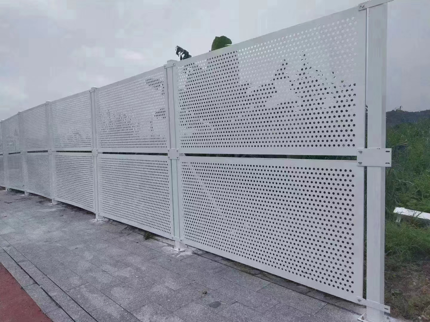 PVC工地圍擋耐用性探析：抗候、抗沖擊、抗化學(xué)品等優(yōu)勢(shì)【旭東鋼構(gòu)圍擋】