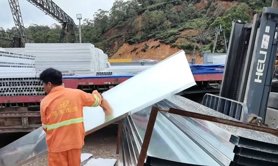 全力以赴保交付｜旭東圍擋批量裝車，直發(fā)龍崗工地